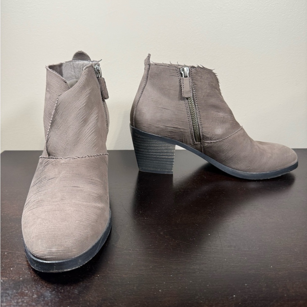 Eileen Fisher Taupe Textured Leather Zip Ankle Bootie Sz 7.5M